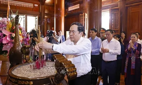 Chủ tịch Quốc hội Trần Thanh Mẫn dâng hương tưởng nhớ Chủ tịch Hồ Chí Minh tại Nghệ An