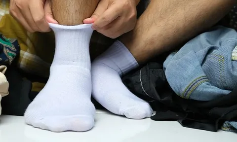 Chỉ đau ngón chân cái, người đàn ông cởi tất ra kiểm tra: Cộng đồng mạng “đứng ngồi không yên” vì một chi tiết bất thường