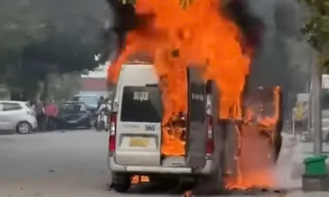 Ô tô 16 chỗ bốc cháy dữ dội khi đang chạy trên đường ở Bắc Ninh