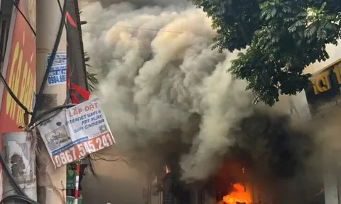 Hà Nội: Cơ sở thu mua phế liệu bốc cháy dữ dội, lan sang 2 nhà liền kề