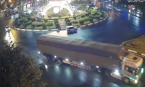 CLIP: Xe container cuốn xe máy, hai phụ nữ thương vong