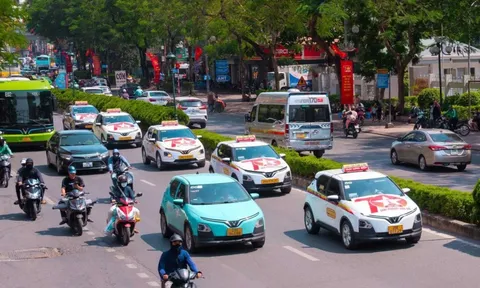 100% taxi ở Hà Nội là xe điện trong 4 năm nữa: Gần 28.000 tài xế có được hỗ trợ gì không?