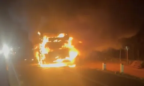 CLIP: Xe khách giường nằm chở 46 người nổ lốp, cháy ngùn ngụt trong đêm