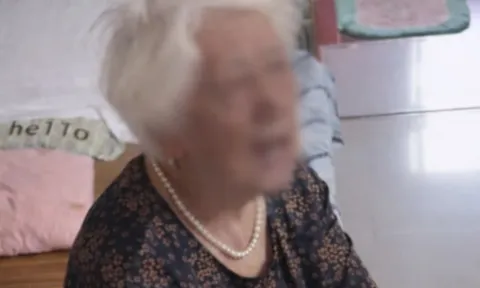 Bà nội nuôi cháu suốt 10 năm, ngày cháu đỗ ĐH còn mừng 300 triệu nhưng một câu nói của cháu lại khiến bà "muối mặt"