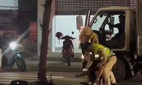 CSGT rút súng khống chế tài xế xe tải ‘thông chốt’ kiểm tra nồng độ cồn