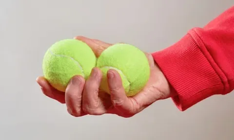 Vì sao nên mang bóng tennis khi đi máy bay? Chuyên gia tiết lộ lợi ích bất ngờ