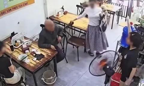 Gã đàn ông vào quán phở rồi có hành động "khiếm nhã" với khách nữ, chủ quán lớn tiếng nói 1 câu khiến tất cả nín thở