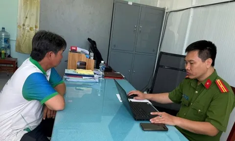 Tịch thu hàng loạt các tờ tiền VNĐ, tiền xâu, cùng 6 điện thoại di động, 8 xe mô tô tại nhà của người đàn ông SN 1971