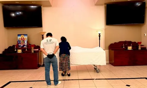 Thi thể Kasim Hoàng Vũ được đưa về nhà quàn sáng nay, mẹ ruột đau đớn chọn quan tài cho con