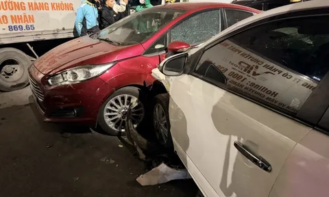 Ô tô tông liên hoàn hàng loạt xe trên phố Hà Nội, nhiều người bị thương