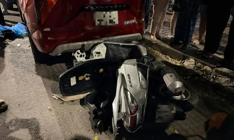 Hiện trường vụ ô tô 4 chỗ tông liên hoàn ở Hà Nội khiến nhiều người bị thương, xe máy nằm la liệt