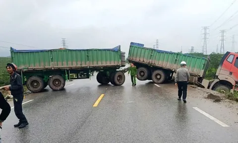 Va chạm với xe đầu kéo, hai người phụ nữ đi xe máy tử vong