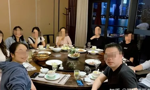 Họp lớp, lớp trưởng chế giễu vì tôi gói thức ăn thừa: Chỉ đáp 13 chữ, hôm sau cô ta lập tức bị đuổi việc