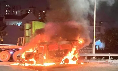 Ô tô tải van cháy đỏ rực khi đang được xe cứu hộ chở trên đường