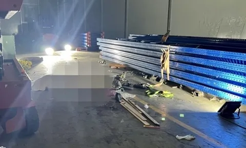 Sập la phông tại công ty, 4 người thương vong