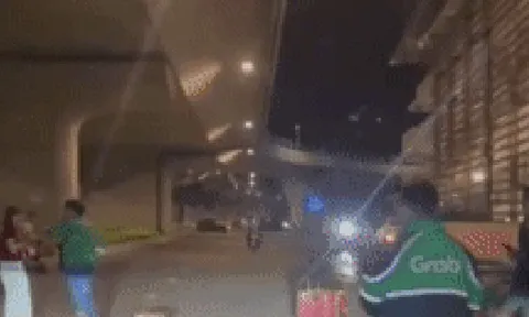 Người mặc áo xe ôm công nghệ có dấu hiệu gây rối trước nhà ga T3 - sân bay Tân Sơn Nhất