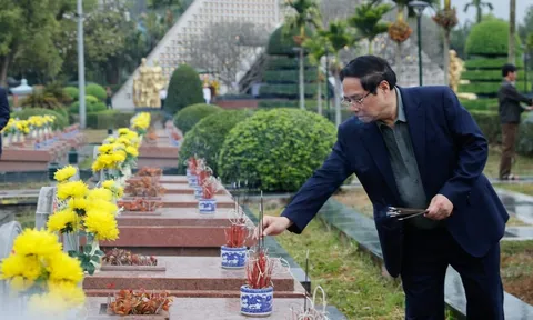 Thủ tướng dâng hương tưởng niệm Chủ tịch Hồ Chí Minh và các Anh hùng, liệt sĩ tại Điện Biên