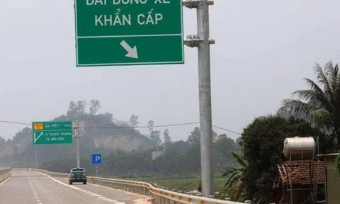 Cục CSGT nêu rõ 3 việc bắt buộc phải làm khi dừng xe khẩn cấp trên cao tốc