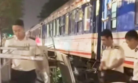 Băng qua đường sắt ở Hà Nội, người đi xe máy bị tàu hoả tông tử vong