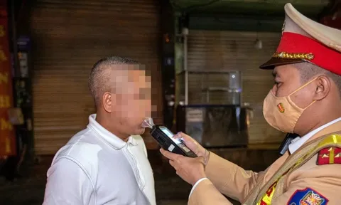 Hà Nội: Một chốt kiểm tra nồng độ cồn liên tục phát hiện tài xế ô tô vi phạm