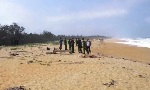 Phát hiện 2 thi thể nam giới trôi dạt vào bờ biển Quảng Ngãi