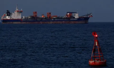 Hơn 11 triệu thùng dầu của Iran vừa đi qua eo biển Hormuz, hướng thẳng đến một quốc gia châu Á