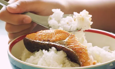 Hóc xương cá phải làm sao? Đừng nuốt cơm, làm 2 cách này hiệu quả, ai cũng làm được