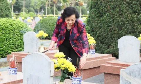 Phó Thủ tướng Phạm Thị Thanh Trà dâng hương tưởng niệm Chủ tịch Hồ Chí Minh và các Anh hùng, liệt sĩ tại Điện Biên