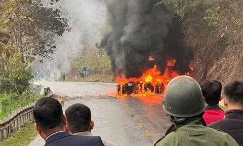 Chiếc xe bất ngờ bốc cháy dữ dội trên quốc lộ, tài xế đã kịp nhảy ra ngoài thoát thân