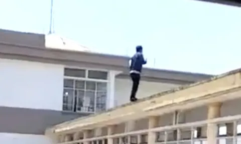 Người đàn ông rơi từ tầng cao bệnh viện sau cuộc điện thoại