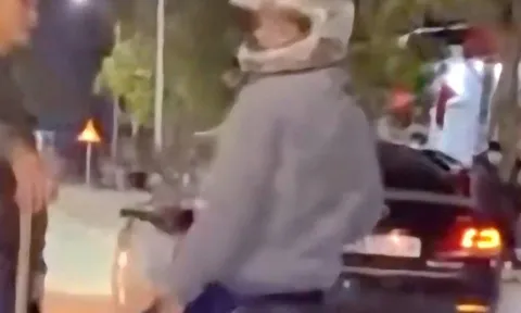 Giám đốc doanh nghiệp ngang nhiên dừng xe giữa đường, dùng gậy “tác động” vào chân người đi xe máy