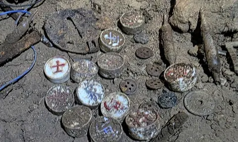 Tìm thấy hài cốt liệt sĩ trong hang đá, cùng tiền xu phát hành năm 1958