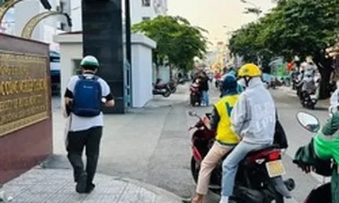 Sinh viên nháo nhác vì bãi xe bất ngờ đóng cửa, trường đại học chuyển hướng học online