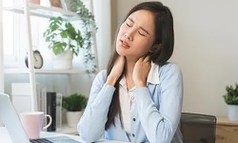 Nhiều người đang tự hủy hoại đốt sống cổ vì dùng laptop