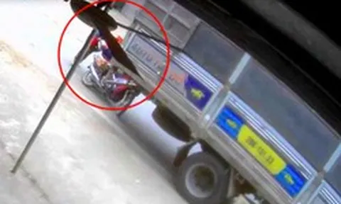 Người phụ nữ bị xe tải cuốn vào gầm, cận cảnh màn giải cứu "nghẹt thở"