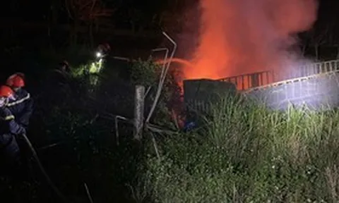 Xe đầu kéo lao xuống vệ đường bốc cháy dữ dội trên Quốc lộ 1, tài xế tử vong tại chỗ