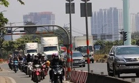 Người dân chú ý khi lưu thông qua đường Đồng Văn Cống vào tháng 3-2026