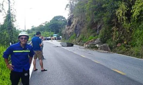 Di chuyển khối đá 16 tấn chênh vênh trên đèo Bảo Lộc uy hiếp người qua lại