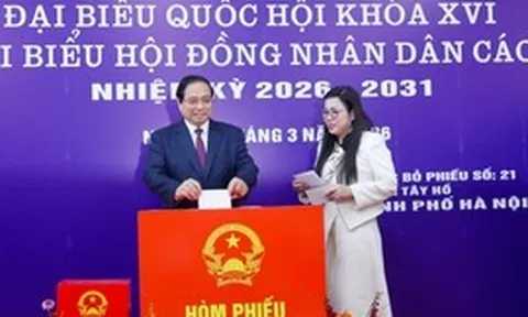 Thủ tướng Phạm Minh Chính cùng cử tri bỏ phiếu bầu cử tại phường Tây Hồ, Hà Nội