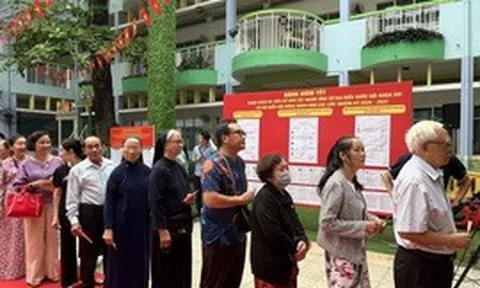 Nhiều điểm bỏ phiếu ghi nhận số lượng cử tri đi bỏ phiếu đông từ giờ đầu tiên