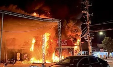 NÓNG: Cháy lớn tại quán Mixue ở Quảng Ninh, lửa bùng dữ dội thiêu rụi cửa hàng khiến nhiều người hốt hoảng