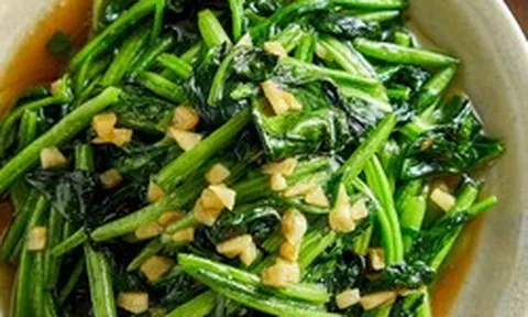 Loại rau được ví như "mỹ phẩm tự nhiên", giúp da sáng, giảm tàn nhang, dưỡng tóc đen và bóng hơn, chợ Việt bán rất rẻ