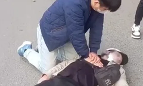 Bác sĩ ép tim cứu sống thanh niên ngừng tuần hoàn trên phố