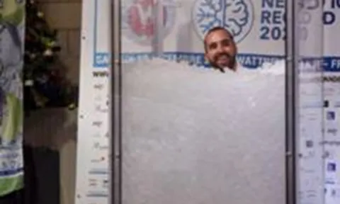 Người đàn ông đứng giữa tủ đá -18°C suốt hơn 2,5 giờ, lập kỷ lục Guinness khiến nhiều người “rùng mình”