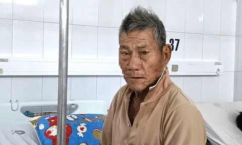 Cụ ông bị hổ mang cắn vẫn cố giữ chặt con rắn, câu chuyện phía sau khiến nhiều người nghẹn lòng