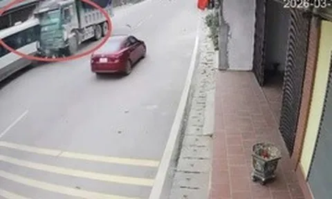 Xe ben tông ô tô đưa đón học sinh, nhiều em bị thương