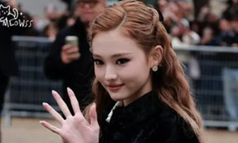 Bé gái đẹp nhất thế giới nay là ca sĩ nổi tiếng: Nhan sắc ngày càng khác lạ, vừa lớn đã xóa sổ quá khứ