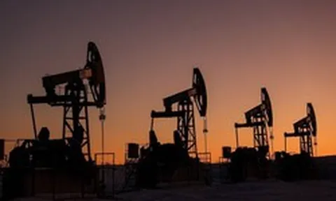 Giá dầu bật tăng mạnh sau khi Iran tấn công các cơ sở năng lượng vùng Vịnh