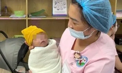 Giao 1 gia đình tại TP Đà Nẵng nuôi dưỡng bé gái bị "vùi lấp" trong lô cao su ở Gia Lai