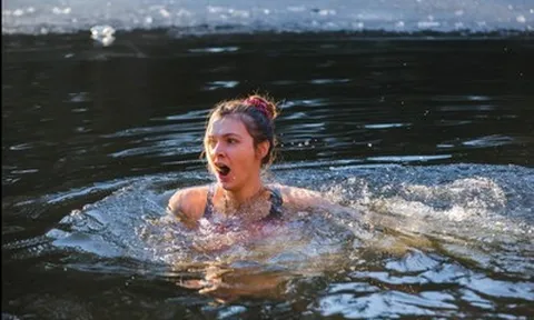 Nín thở bơi dưới lớp băng dày, cô gái xinh đẹp lập kỷ lục Guinness